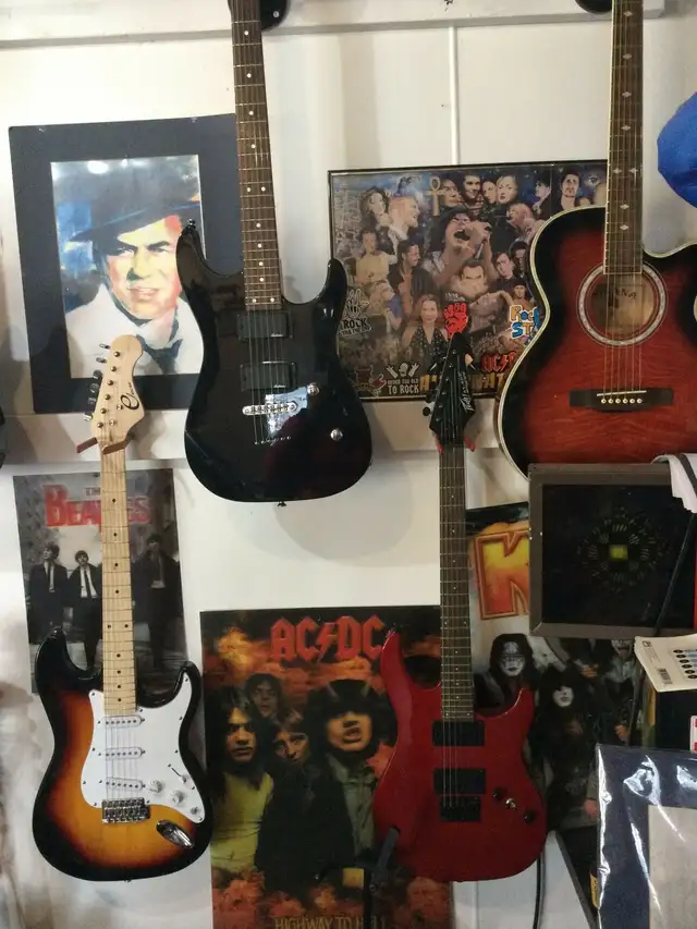 GUITARS-fender-gibson—-AMPS-118 PAWN-5821--1 18AVE—— in Guitars in Edmonton - Image 4
