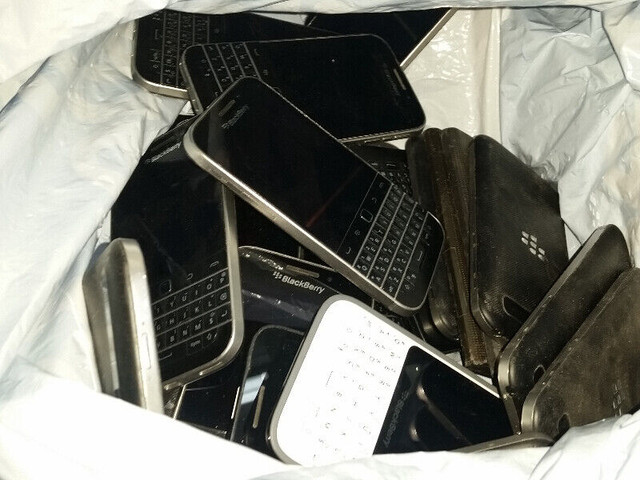 blackberry classic q20 - MANY --  hundreds of cell phones SALE dans Autre  à Ville de Montréal