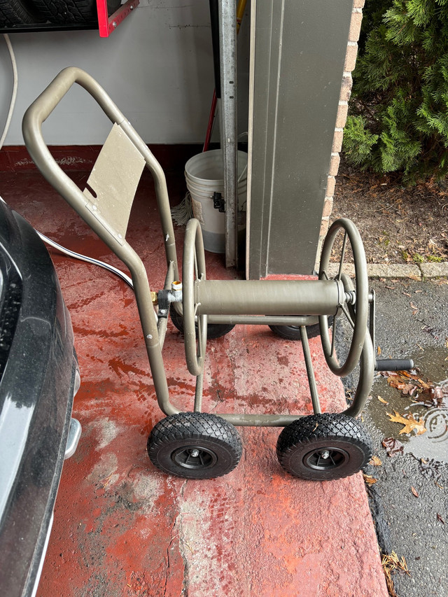 Dévidoir amovible de boyau d’arrosage Garden hose reel on wheels in Outdoor Tools & Storage in West Island - Image 2