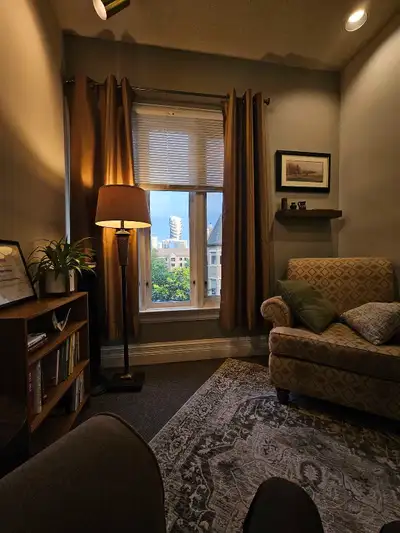 Therapy Room for Rent – Ideal for Psychotherapists, Counsellors, or Wellness Professionals A beautif...