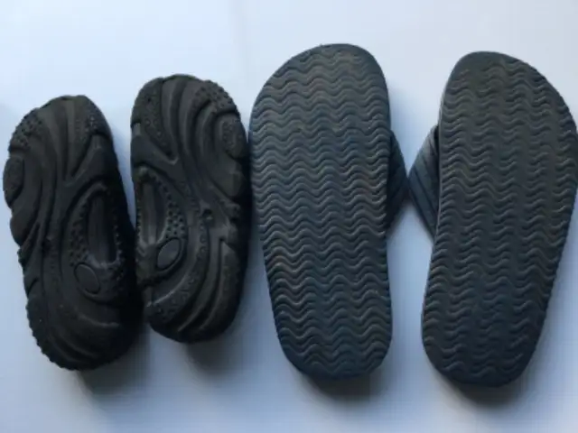 Souliers d’eau gr. 9-10 ou gougounes 3-4; beach shoes in Kids & Youth in Longueuil / South Shore - Image 3