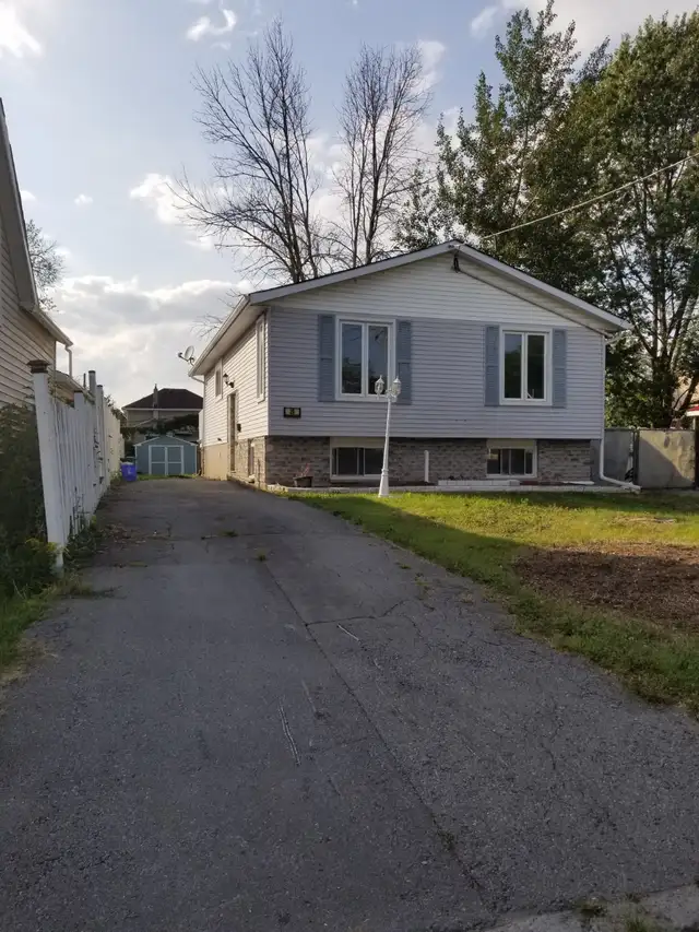 2 Bed Main Lvl Detached Home Near CFB Trenton with Deck