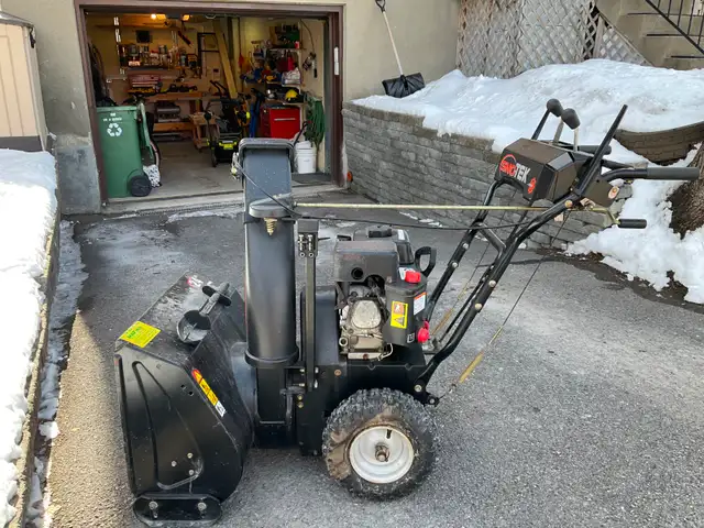 Souffleuse à neige / Snowblower in Lawnmowers & Leaf Blowers in City of Montréal - Image 3