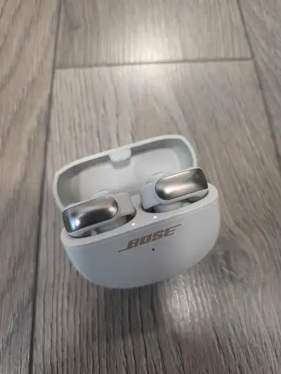 Selling a pair of used Bose QuietComfort Earbuds in excellent working condition. These earbuds deliv...