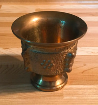 Petit pot décoratif en laiton (brass).
