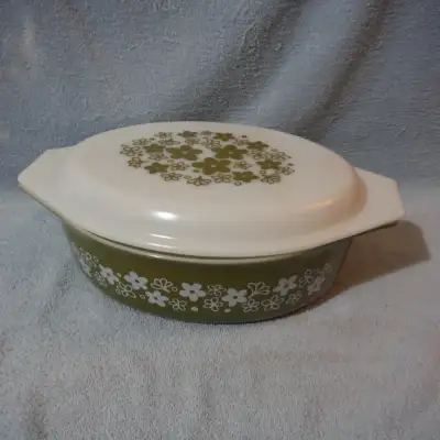Vintage large pyrex dish 045...2 1/2 qt.. no damage great for use or collector