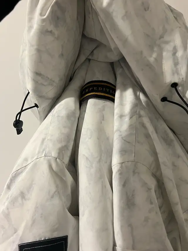 Canada Goose Expedition Parka Early Version with Real Coyote Fu in Women's - Tops & Outerwear in City of Toronto - Image 8