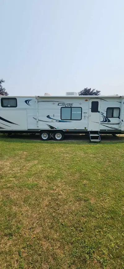 FOR SALE: 2012 CruiseLite 28’ Bunkhouse – Outdoor Kitchen – Sleeps 6 Ready for your next camping adv...