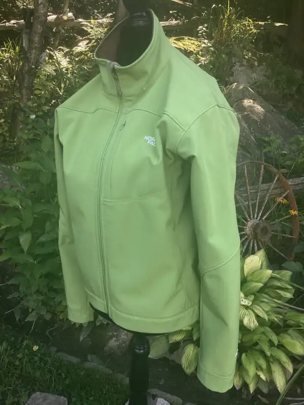 Manteau North Face, femme large. in Women's - Tops & Outerwear in Sherbrooke - Image 3