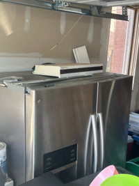 BROKEN FRIDGE BUT CAN BE USED FOR PARTS