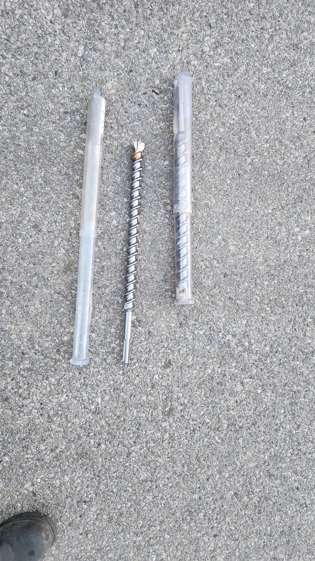 2 concrete sds-max drill bits 1.25x21" 95 and 15/8"x21 145 in Power Tools in Calgary - Image 2