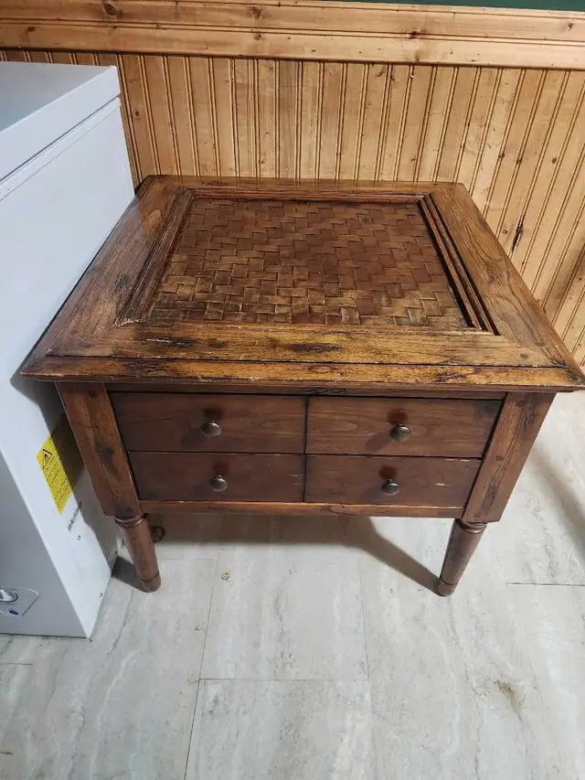 coffee table577399408065914881