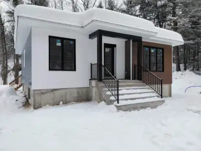 Bienvenue au 527 Rue Pagé, Saint-Calixte Occupation mai 2026. Soyez le premier à emménager dans ce b...