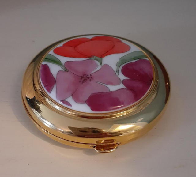 Vintage ESTEE LAUDER 2001 Fresh Flowers Lucidity Powder Compact in Arts & Collectibles in Markham / York Region - Image 4