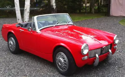 MG Midget 1965. Elle a plusieurs particularités hors du commun. Les pneus sont neufs et plusieurs au...
