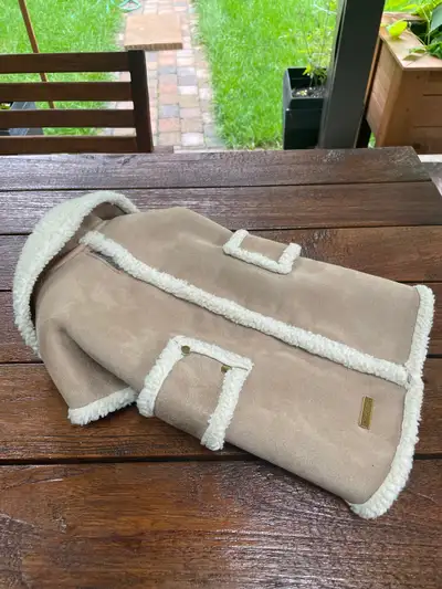 Beaux manteaux pour chien d’environ 20 livres, grandeur Médium. - 1 en suede et simili mouton: 10 $...