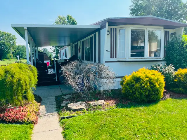 GREAT LOCATION! Well Maintained Mobile Home! In A 4 Season Park!