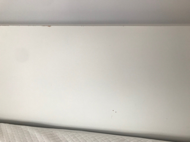 Base de lit double blanche Ikea dans Lits et matelas  à Granby - Image 2