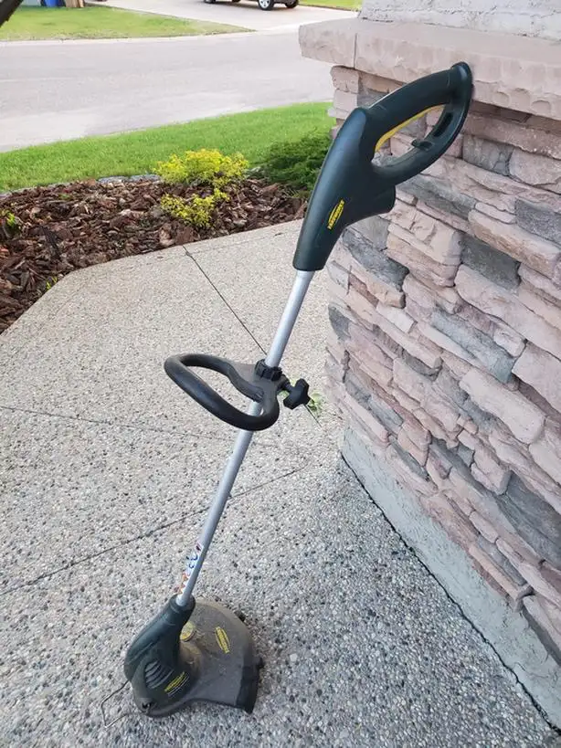 Yardworks Corded Grass Trimmer / Edger weed wacker in Lawnmowers & Leaf Blowers in St. Catharines - Image 2
