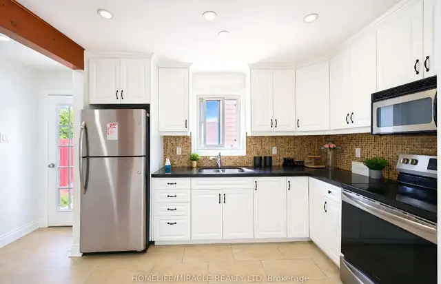 Fully furninshed Basement and top floor private room in Room Rentals & Roommates in Mississauga / Peel Region - Image 9