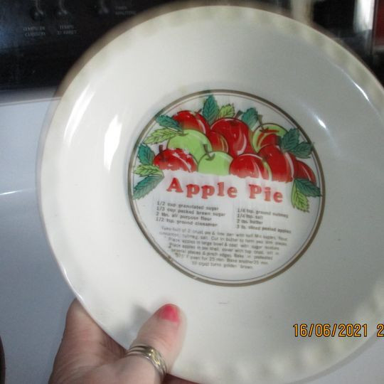 "VINTAGE" PIE PLATE WITH APPLE PIE RECIPE $25 FIRM. CASH in Arts & Collectibles in St. John's - Image 3