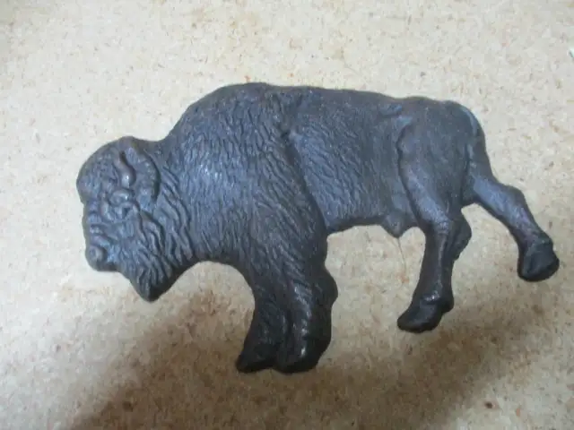 DECORATIVE CAST IRON BUFFALO BISON WALL DECOR $20. COTTAGE CABIN in Home Décor & Accents in Winnipeg - Image 2