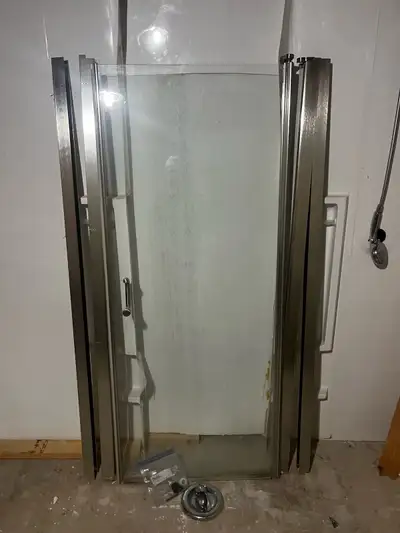Renovating a bathroom and swapping this out for a black colour theme. Nothing wrong with it. It’s ad...