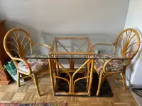 Table et chaises (en vitre et rotin)