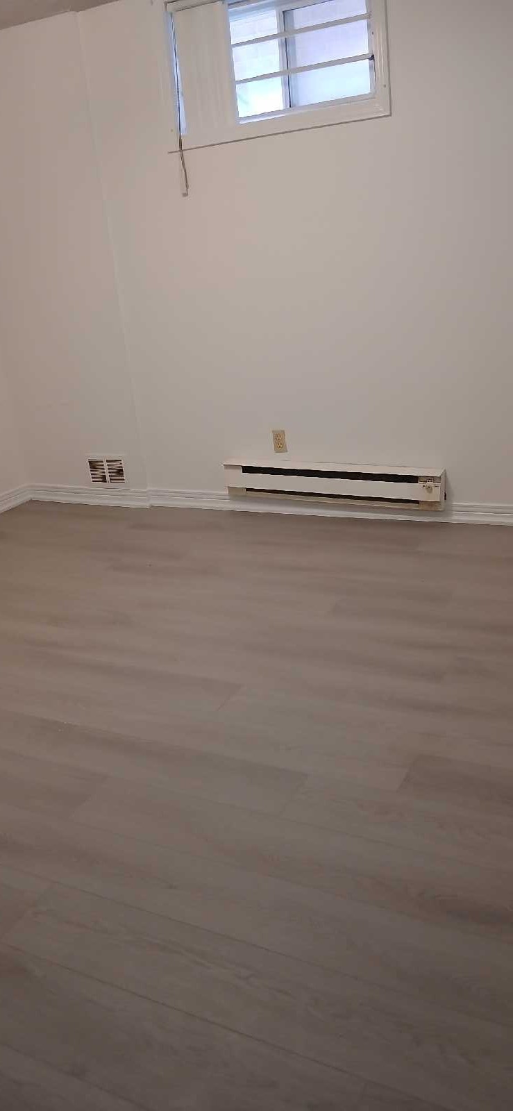 one bedroom, freshly painted snd new floor. spacious and bright 4