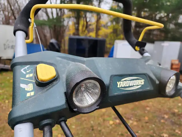 Yardworks 20" 13 Amp Corded Electric Snowblower W Lights in Snowblowers in Windsor Region - Image 6