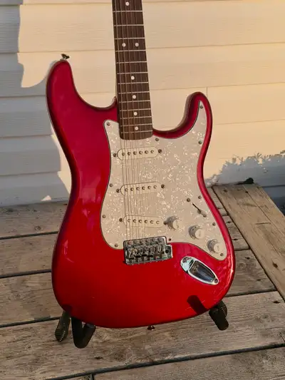 Selling my Fender '60s Stratocaster Guitar by Squier. It's in great shape and has been well looked a...