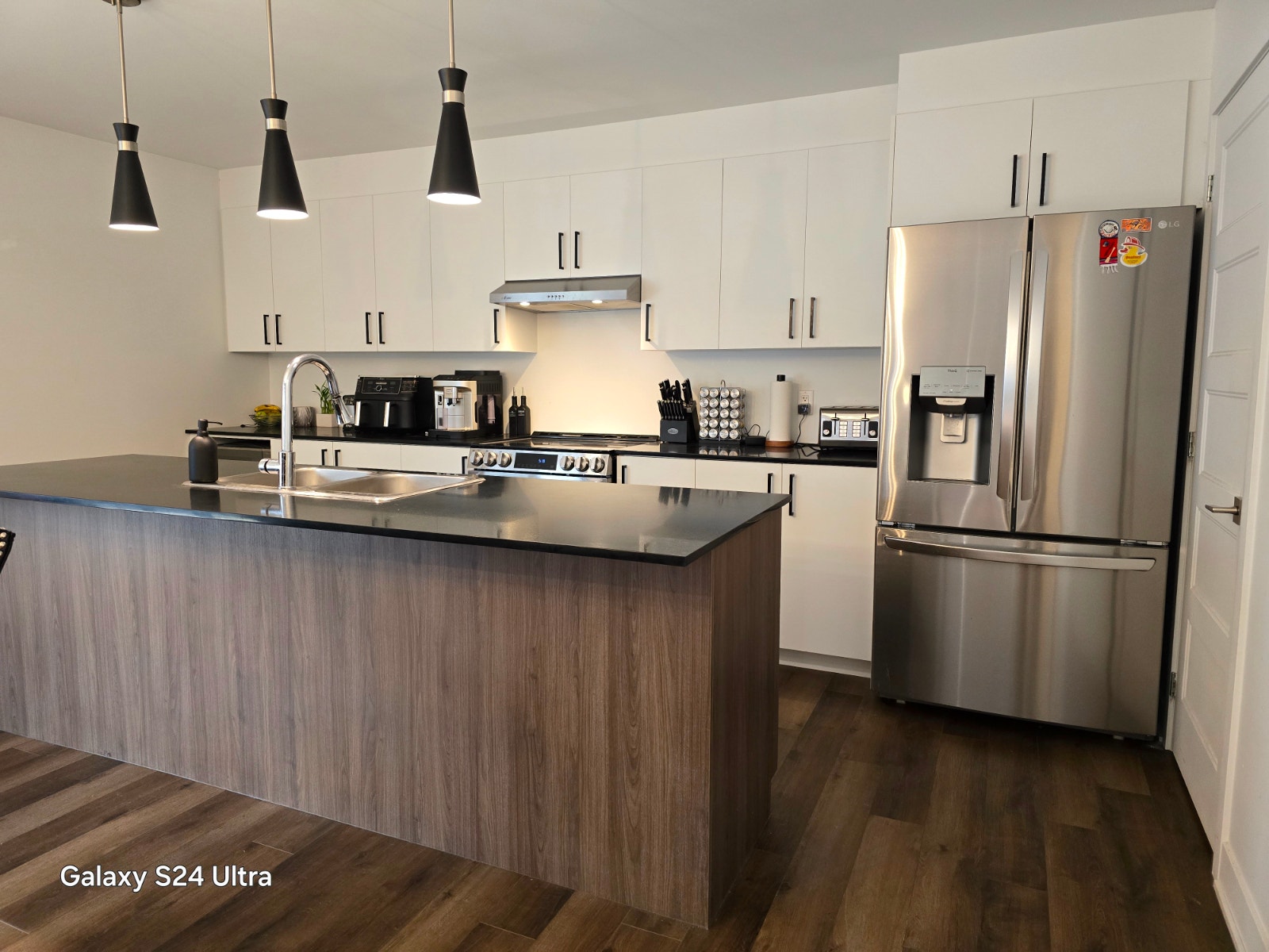 Appartement à louer - Grand 4 1/2 moderne et récent — photo 1