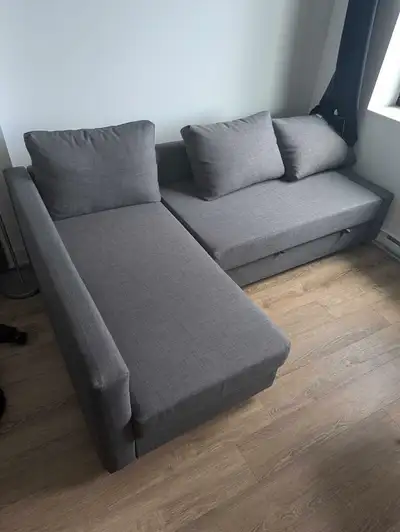 [FR] Je vends les éléments suivants : - canapé-lit gris FRIHETEN - 2 oreillers VILDKORN - couette SM...