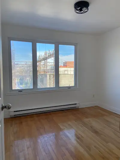 -disponible 1 février ,clés en mains, immeuble tranquille -7 minute de marche métro Joliette -chambr...