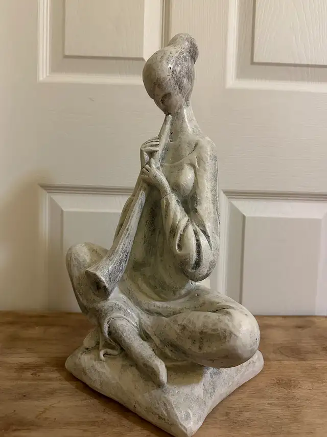 Vintage Leonardo sculpture girl with  horn musical instrument in Arts & Collectibles in City of Montréal - Image 3
