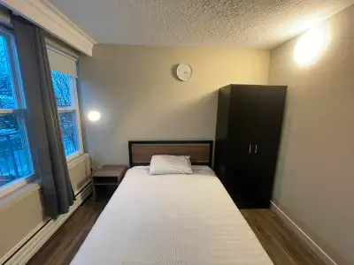 Furnished room @ Bathurst/Lawrence - ALL utilities+wifi+laundry