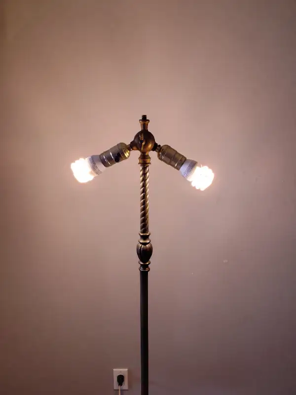 Floor Lamp in Indoor Lighting & Fans in City of Montréal - Image 5