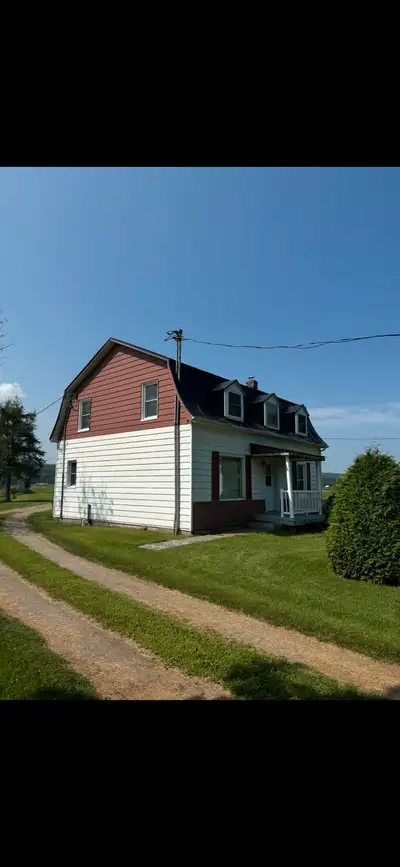 Maison 2 étages, 2 chambres en haut et une en bas. 2 salles de bain à côté de la ville