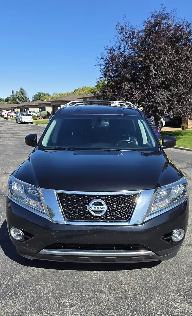2016 Nissan Pathfinder AWD SL (Black interior/exterior)