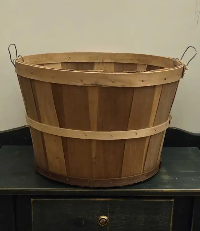 Primitive VTG Larg Basket Country Farm Wood Fruit Vegetable in Home Décor & Accents in City of Toronto - Image 2
