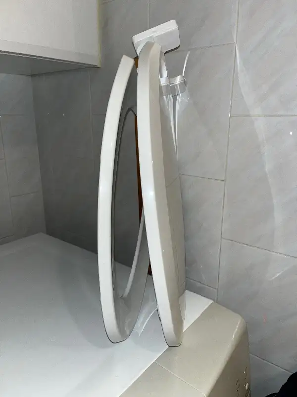 Siège de toilette allongé propre / Clean elongated toilet seat in Plumbing, Sinks, Toilets & Showers in City of Montréal - Image 8