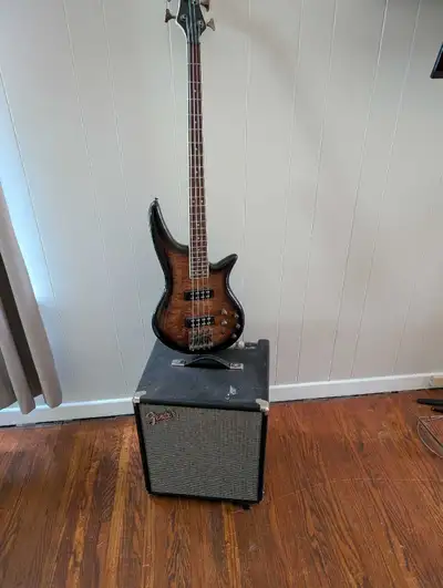 Get ready to lay down some serious bass lines with this stunning Fender Rumble bass 100 amp. and Jac...