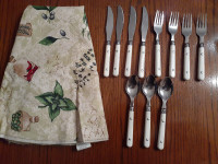round (cloth-plastic) tablecloth with matching utensils (picnic)