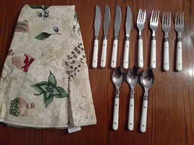 round (cloth-plastic) tablecloth with matching utensils (picnic), View more