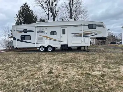 31.5 feet sleeps 4 to 5, 2 slide outs, central vacuum and a 2nd fridge. Like new condition.