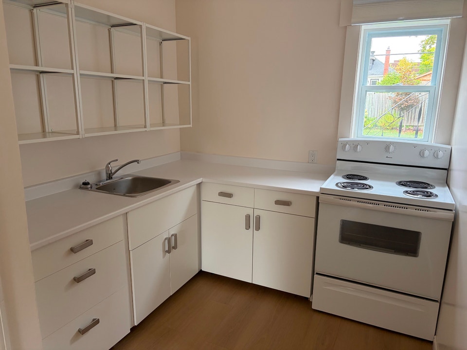 2 bedroom apt. Overbrook, utilities, internet and parking incl. 5