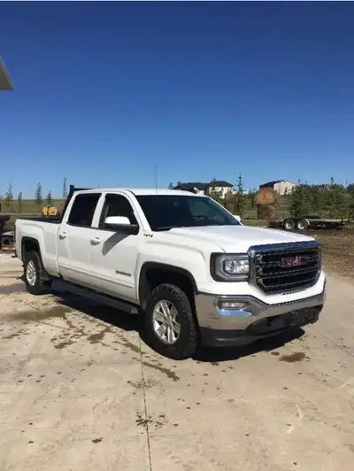 2018 GMC Sierra 4x4 pick up, crew cab short box. White door handles. Aluminum alloys. Wood grain int...
