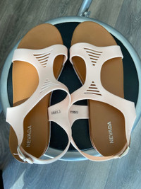 Soft comfortable summer sandal open toes back strap size USA 7 E