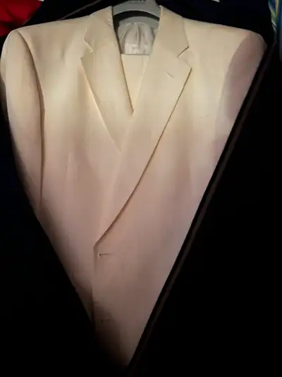Beautiful linen suit bought at Harry Rosen. 44-46 / jkt 36/38 pants $400 obo