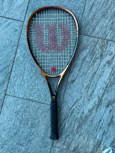Raquette de tennis de marque Wilson en excellent état.